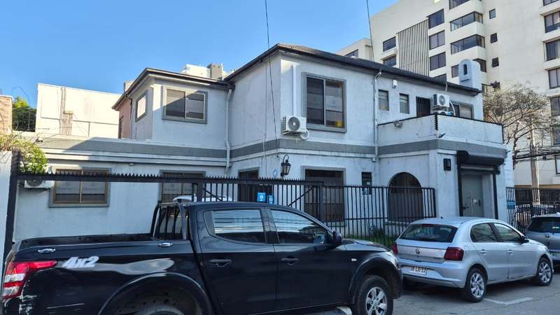 Vista amplia de la esquina de la clínica desde la calle